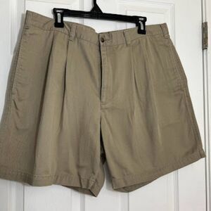Dockers Shorts Preppy shorts with pleats Tan size 40 item 102